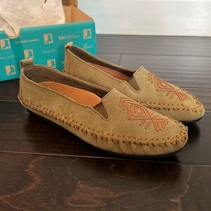 Hush Puppies olive leather loafer NIB 7